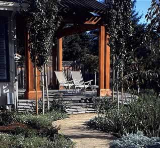 The columns of the pergola create the illusion